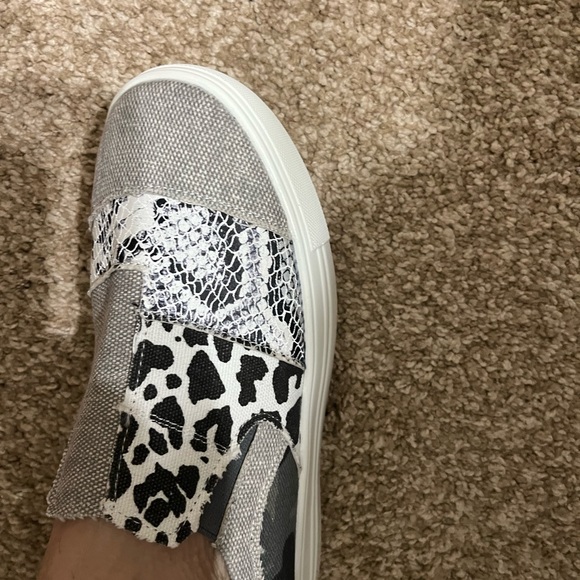 Brand new Leopard print fit slightly bigger than 8 - Picture 5 of 5